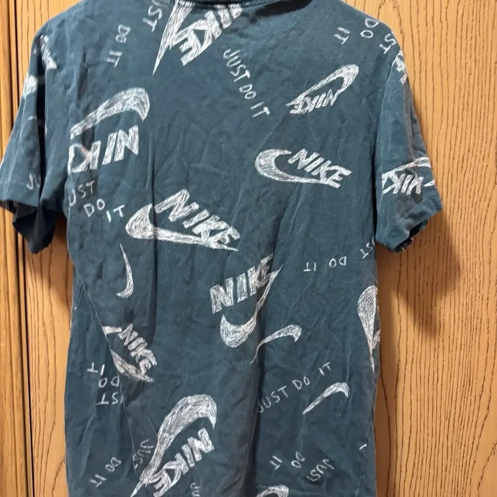 Nike tee men’s shirt size small